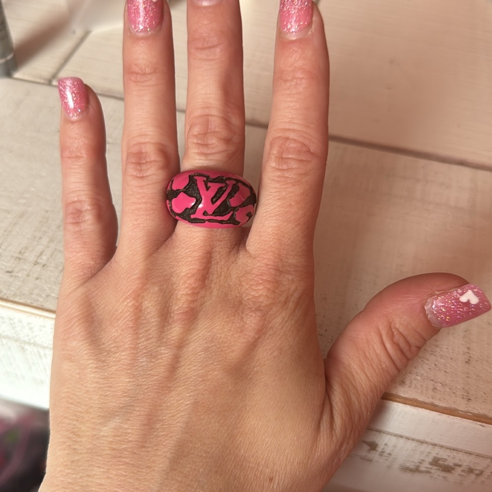 Pink LOUIS VUITTON Wood Berg Leo Monogram Ring - Picture 10 of 10